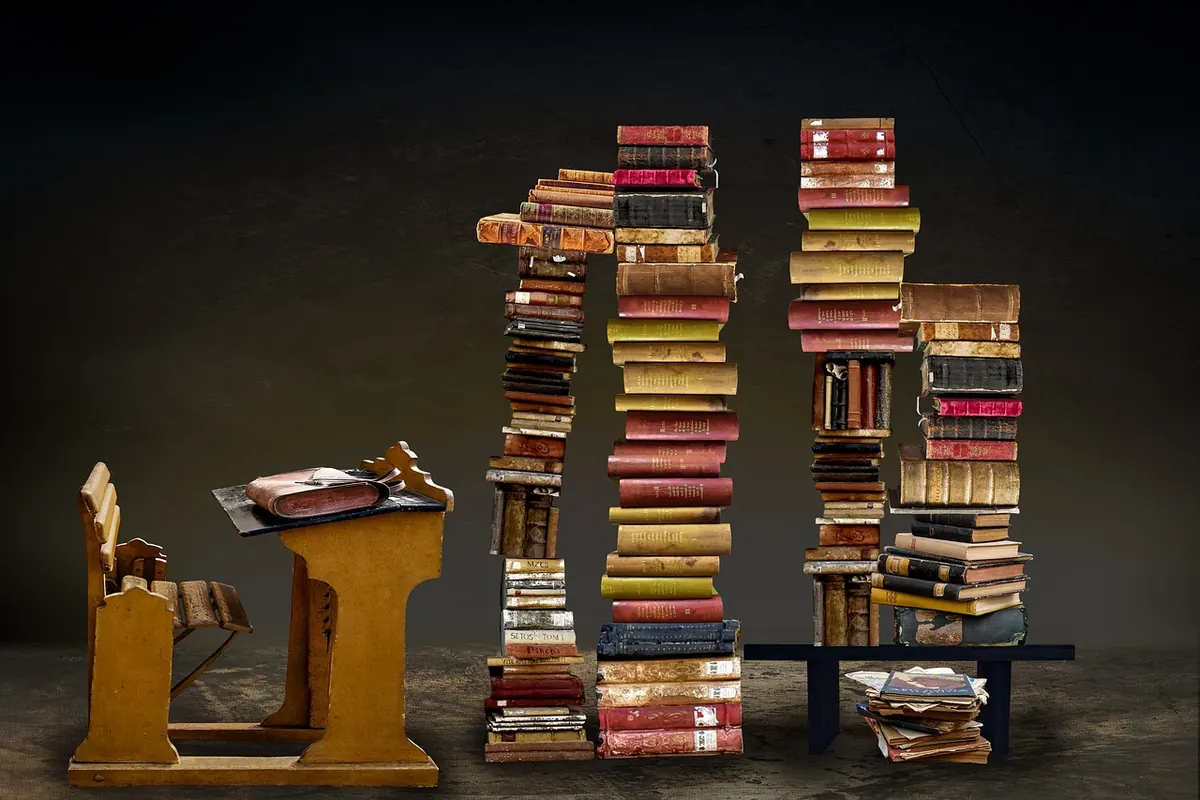 Thesaurus vs Dictionary: When to Use Each Reference Tool